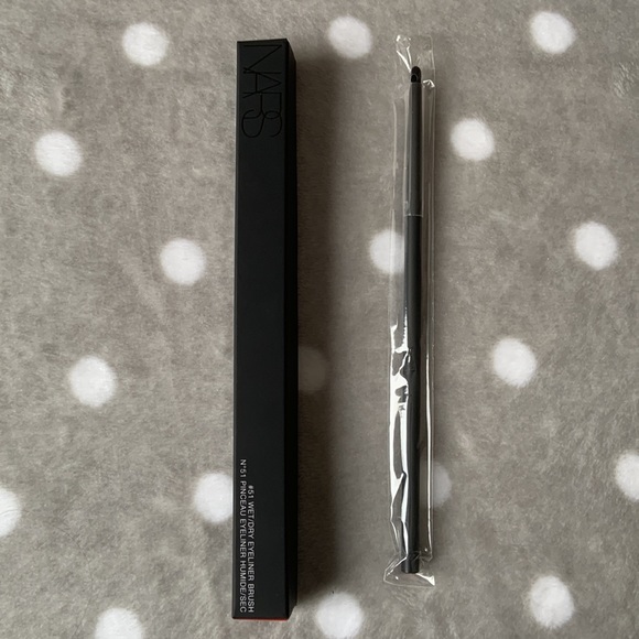 NARS Wet/Dry Eyeliner Brush #51 - Picture 2 of 6